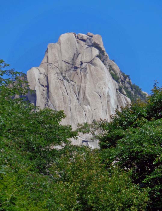 die Seoninbong Südostwand aus dem Tal, ...