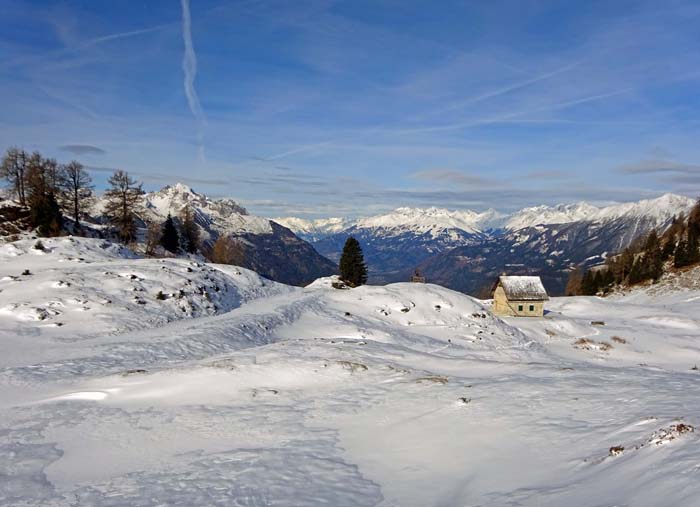 ... und finden uns umringt von einer grandiosen Bergwelt; im Nordwesten hinterm Kärntner Tor die Dreitausender der Schobergruppe