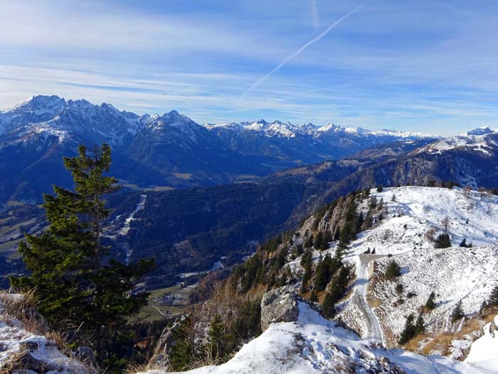 im Südwesten die höchsten Berge des Karnischen Hauptkamms um die Hohe Warte bis weit hinauf ins Lesachtal, dem „naturbelassensten Tal Europas“