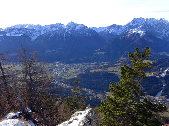 links daneben der tiefe Einschnitt des Plöckenpasses oberhalb von Kötschach-Mauthen