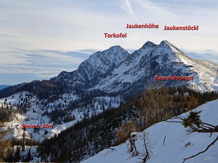 im Osten der Jaukenstock, wo der Gailtaler Höhenweg (von St. Oswald bei Kartitsch nach Villach oder Spittal an der Drau) seine Fortsetzung findet