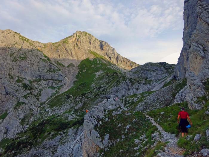 ... hinüber zum Einstieg des Klettersteigs, ...