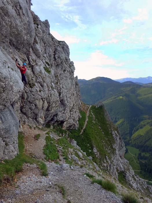 ... der gleich zu Beginn mit einer kurzen, saftigen D-Stelle aufwartet