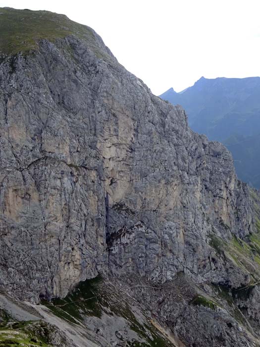 anhaltend elegant windet sich die  Ferrata durch die extrem steile und geschlossene Wand