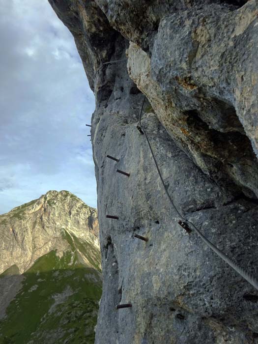 ... lässt sich der Klettersteig bald an Ausgesetztheit kaum überbieten; hier zu Beginn des „Schwarzen Quergangs“