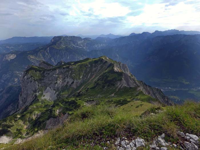 vom Gipfel des Kaiserwart ist gegen NNO über Rotriegel und Sandgrube auf markiertem Steig die Überschreitung nach Münichtal möglich