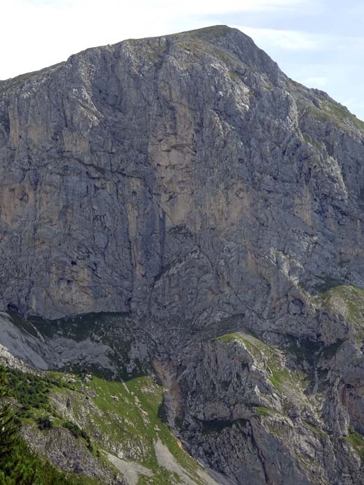 ganz oben ist gleich links der Mitte der Schrofenkessel erkennbar, welchen die Seilbrücke überspannt