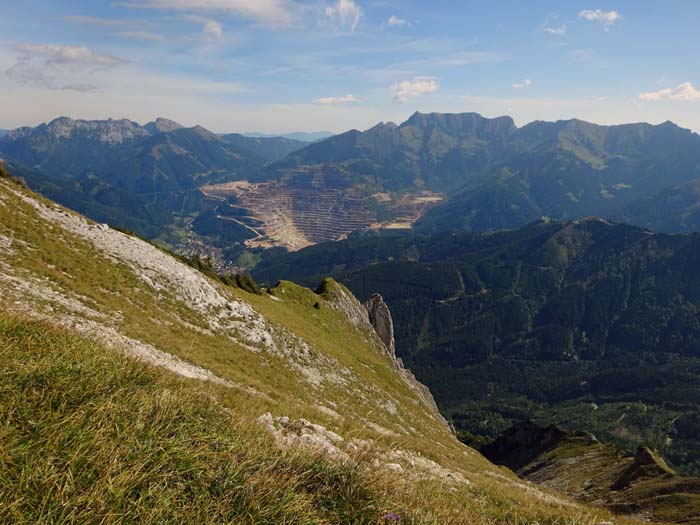 auf bekanntem Weg geht's zum Kaiserwart, die Fortsetzung des Steigs ist lang nicht mehr so ausgetreten; Gipfelblick vom Rotriegel gegen Südost auf Erzberg und Präbichl