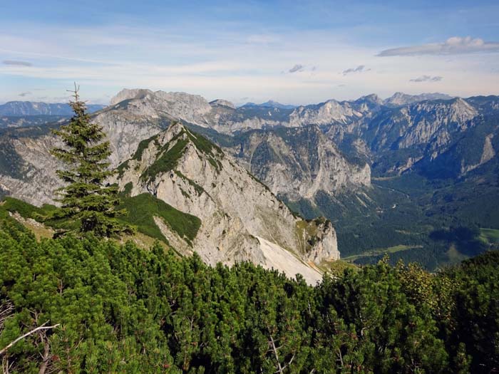 im Norden Zaunerkogel und der westliche Hochschwab; rechts ist schon ein Teil der Sandgrube zu erkennen