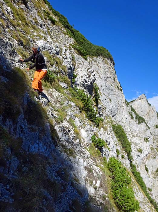 im Mittelteil der Schrofenwand; die einstigen Klettersteig-Versicherungen sind nicht mehr vorhanden, auf den Wegtafeln im Tal wird nirgends darauf hingewiesen