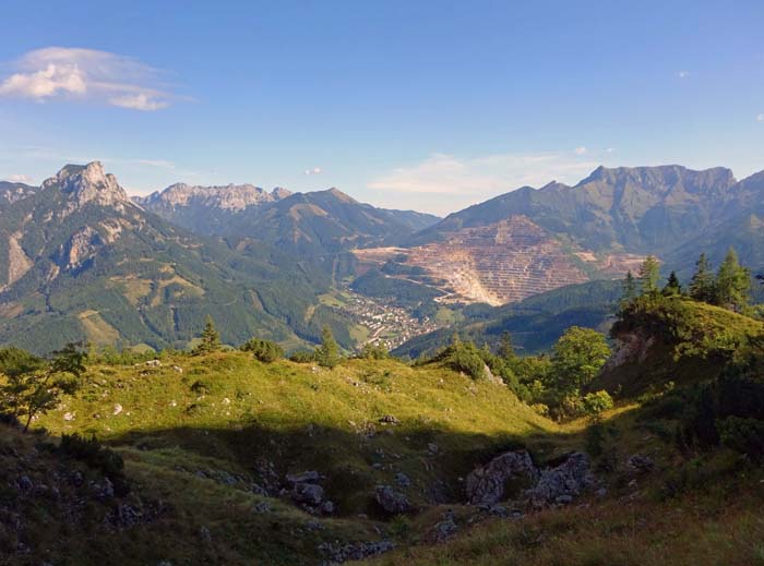 Blick aus der Sandgrube vom Pfaffenstein (links) bis zum Eisenerzer Reichenstein