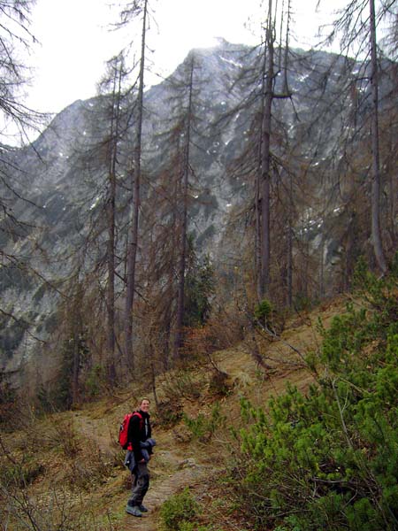 Abstieg von der Hütte unter den Nordabstürzen der Kalmberge