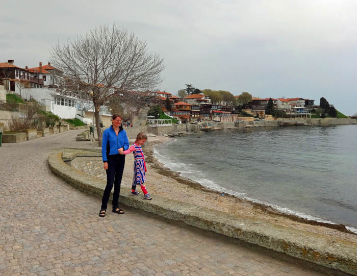 der Ort wird in der Hauptsaison von Touristen des nahe gelegenen Sonnenstrandes überflutet, Anfang April sind wir allerdings fast die einzigen