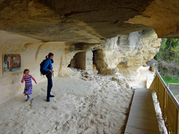 über eine frei stehende Stahltreppe kann man die oberen Geschoße der bereits im 4. Jahrhundert bewohnten Höhlen erreichen
