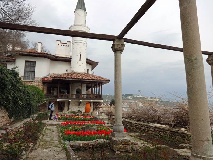 fantasievolle italienische Architekten, ein schweizer Gärtner und etliche bulgarische Baumeister verwirklichten dieses Traumprojekt mit seinen Terrassen, Wassermühlen und exotischen Pflanzen