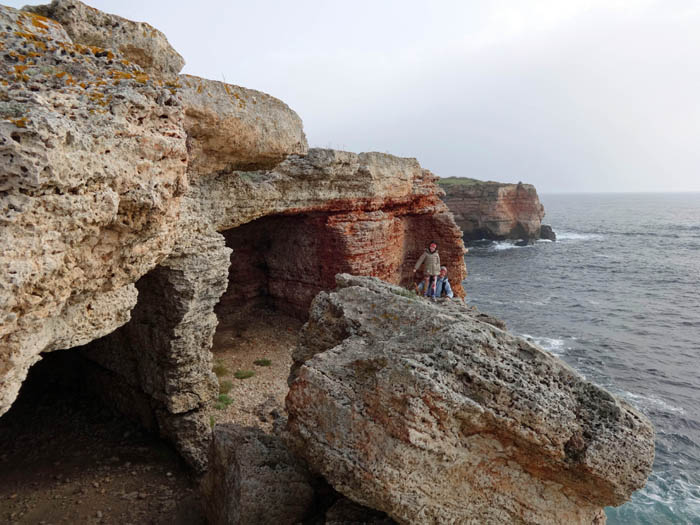 die Küstenfelsen sind überdies ein beliebtes Deep Water Soloing Gebiet bei Kletterern, zahlreiche Routen sind dokumentiert