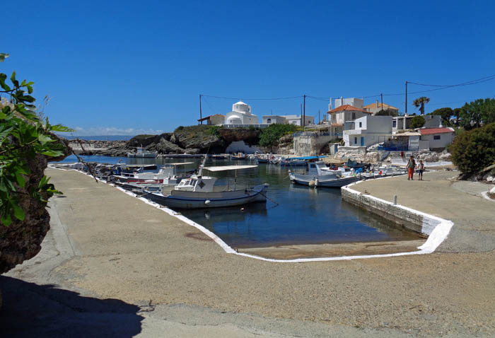 der kleine Hafen von Profitis Ilías; das Fischerdorf erreicht man noch über eine Asphaltstraße