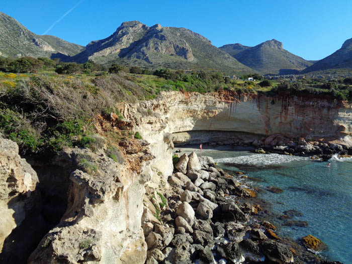 die abenteuerlichste Variante zurück zum Weg bietet ein kleiner gewundener Slotcanyon (ganz links), ...