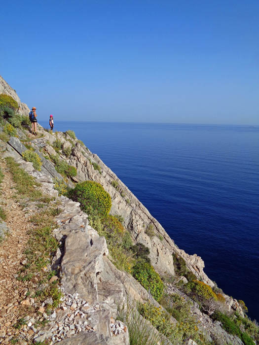 etwa vier Kilometer weiter sind wir bereits hoch über dem Meer auf dem Pfad zu unserem eigentlichen Ziel