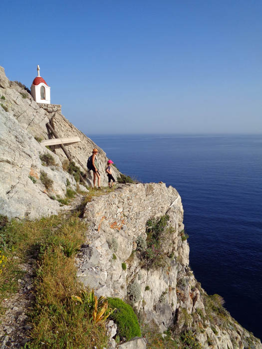 ... um gleich darauf wieder hoch hinauf zu steigen; hinter der kleinen gemauerten Kapelle geht's noch einmal gehörig hinunter, ...