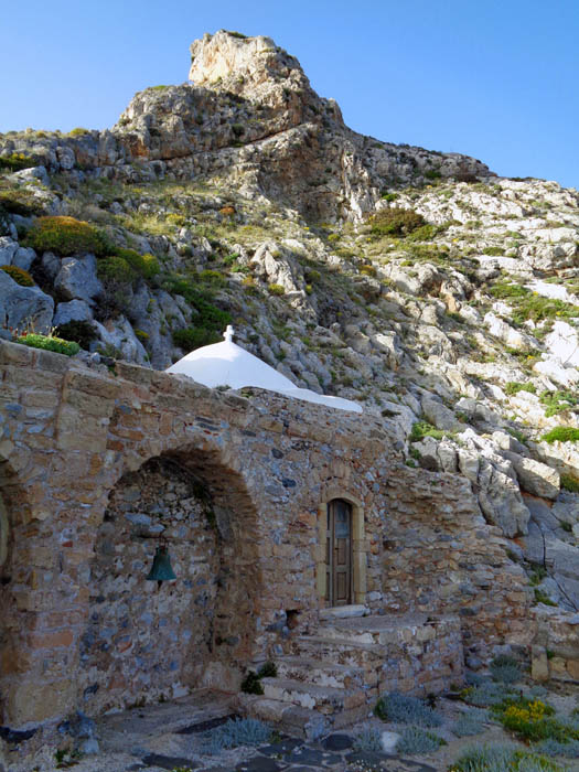 ... mit einer in die Steilküste eingelassenen Kapelle