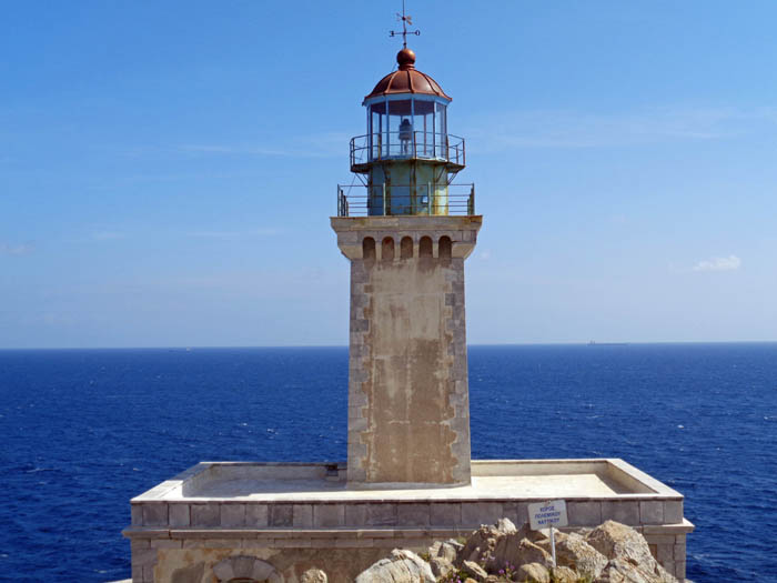 nur die Region um Gibraltar (Punta de Tarifa) ragt noch weiter südlich ins Mittelmeer hinaus; der Leuchtturm wurde 1883 erbaut und 2008 saniert, die letzte Seeschlacht vor der geschichtsträchtigen Landspitze fand 1941 statt (britische Royal Navy versus italienische Marine, die Engländer trugen den Sieg davon, nach Überresten brauchen wir hier nahe dem tiefsten Punkt des Mittelmeeres - dem Calypsotief, 5270 m - nicht zu suchen)