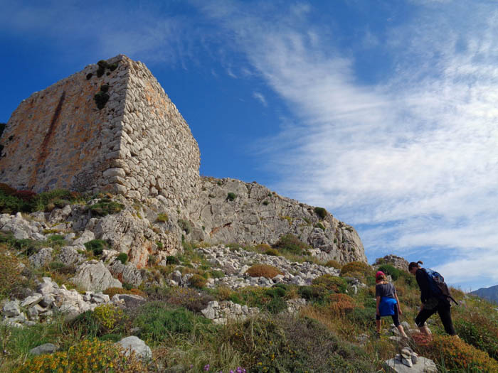 nach kurzem Anstieg erreichen wir das Osttor der mittelalterlichen Festung; noch ist ungeklärt, ob sie byzantinischen, fränkischen oder venezianischen Ursprungs ist