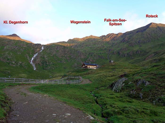 auf einem Fahrweg geht's flott hinauf zur Heinkaralm, ...