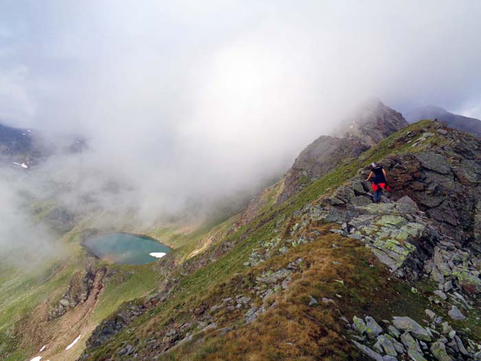 am Übergang vom Roteck zur Falk-am-See-Spitze wird erstmals der gleichnamige See sichtbar, zu dem wir später absteigen wollen