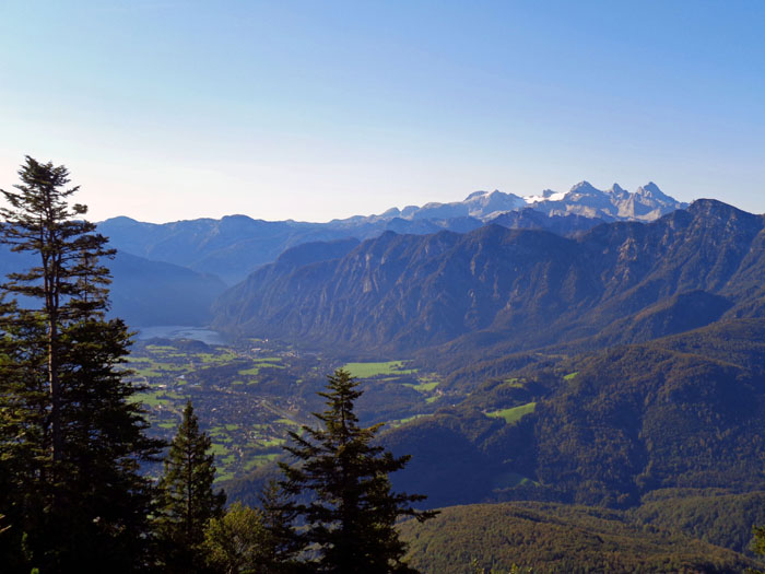 ... etwas weiter links noch der Hallstättersee