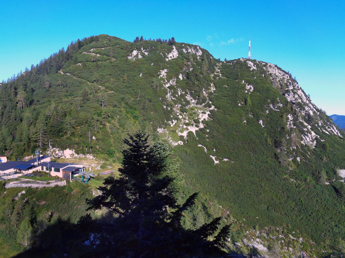 von der Bergstation muss man die Schitrasse wieder etwas absteigen und (beschildert und tlw. versichert) zum Einstieg queren