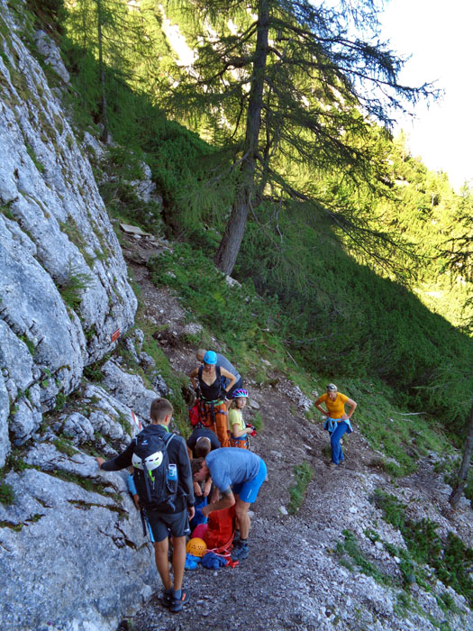 am Klettersteig-Einstieg kann selbst unter der Woche einiges los sein