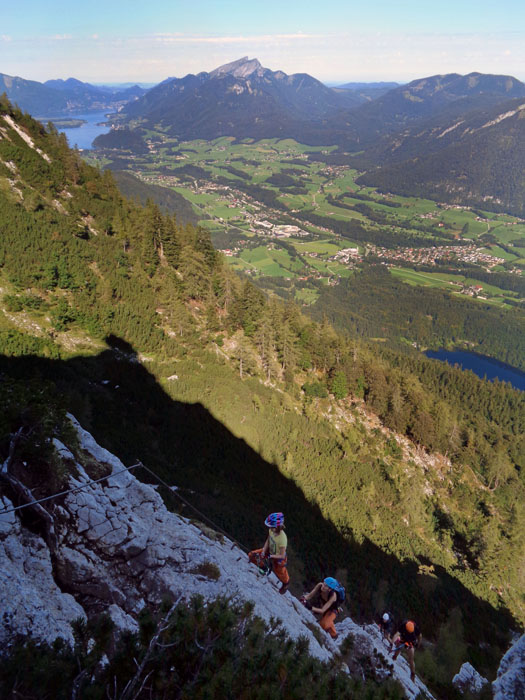 bei gleichbleibender Steilheit und Exposition - unter uns Nussensee und Wolfgangsee - ...