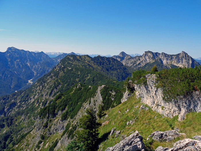 Gipfelblick vom Rosskogel gegen Südwesten: links Gamsfeld, dahinter Tennengebirge und Berchtesgadener Alpen; in der Mitte Sonntagskarkogel und Wankgupf als Verbindung zu (von rechts) Rettenstein, Bergwerkskogel und Rinnkogel