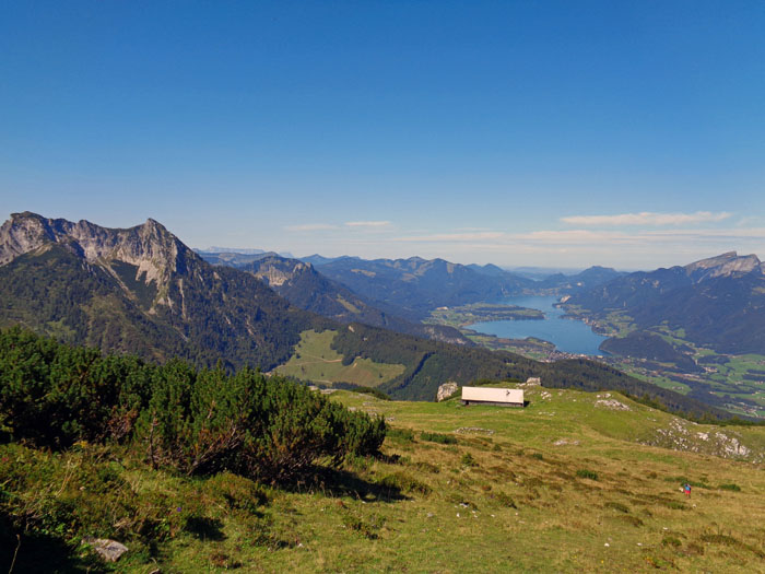 am Ahornfeld kann man entweder gleich dem markierten Steig ins Tal folgen, ...