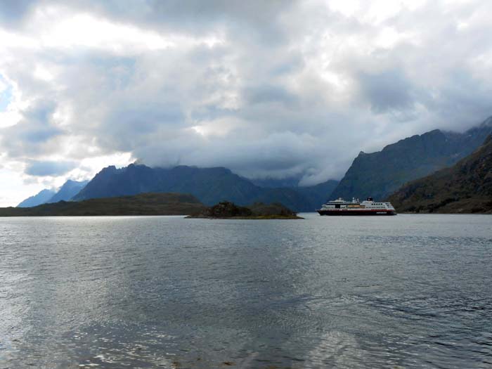 ein Schiff der legendären Hurtigruten im Raftsund; bei schönem Wetter machen die riesigen Fähren oft einen Abstecher in den berühmten Trollfjord, einer teilweise nur 100 m breiten Wasserschlucht (vor dem Bug des Schiffes)