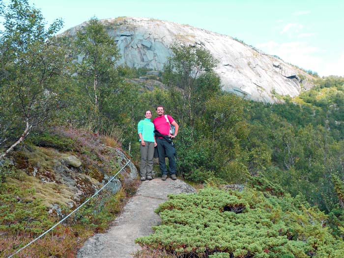 Hedi und Peter am Aufstieg zur Keiservarden; die Plattenwand wird rechts umgangen