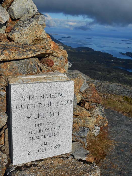 eine der Gedenktafeln am Gipfel