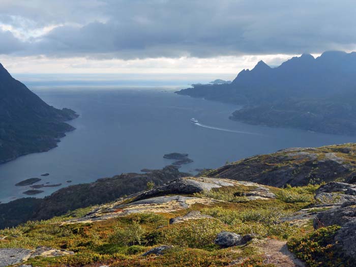 beim Abstieg nach Digermulen passiert das Hurtigrutenschiff soeben den Ulvågsund; seine nächste Station ist Svolvær, rechts ums Eck