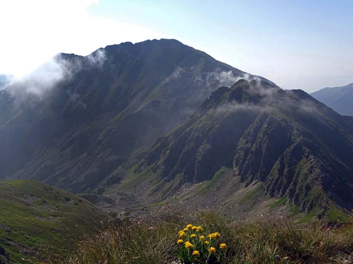 Gipfelblick vom Kerschkern gegen SO über den Schrimpfkogel hinweg aufs Geierhaupt