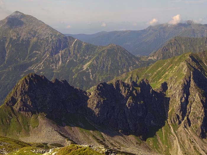 jetzt können wir unter drei Optionen wählen - die abenteuerlichste führt über die heikle Schrofenschneide des Hahnenkamm auf den Kettentalkogel