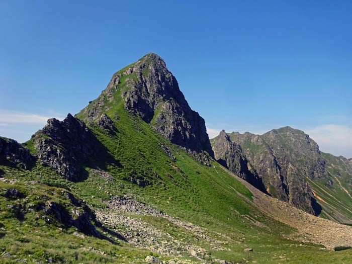 der erste Aufschwung - der Ostgrat auf die Östl. Hahnenkammspitze - charakterisiert schon ganz gut die zu erwartenden Hindernisse auf der gesamten Überschreitung: steiles, grasdurchsetztes Gelände, mehr gefährlich als schwierig; jeder muss selbst entscheiden ...