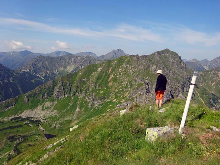 am Gipfel der Östl. Hahnenkammspitze findet sich auch eine Buchkassette; links unten der kleine Hahnsee