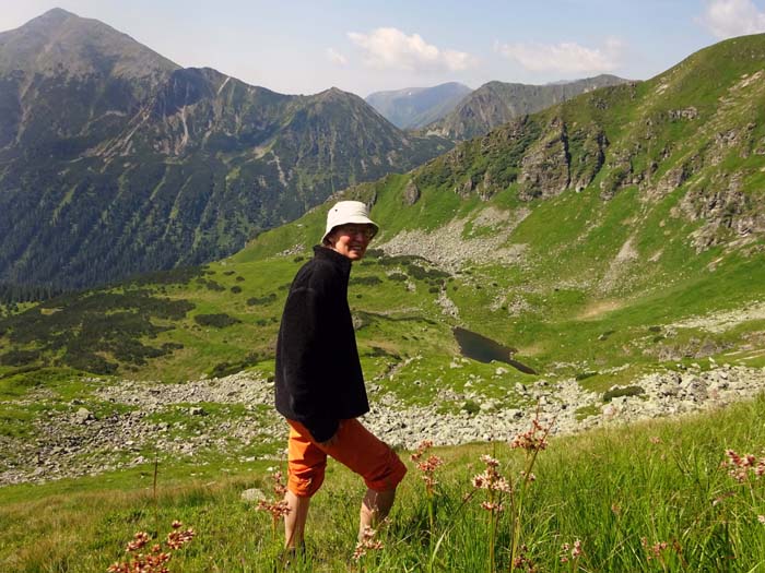 wenn man nicht zuvor gleich durch die Schaunitz ins Triebental zurückkehrt, führt eine lohnende, weglose, aber unschwierige Alternative links um die Spitzen herum zum Hahnsee und über den folgenden Grasrücken hinauf zum Kettentalkogel