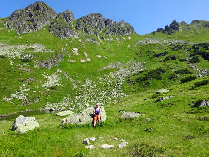 der Hahnenkamm von Süden; wie man sieht, kann auch zwischen den Spitzen immer wieder über teils sehr steiles Gras zum See abgestiegen werden