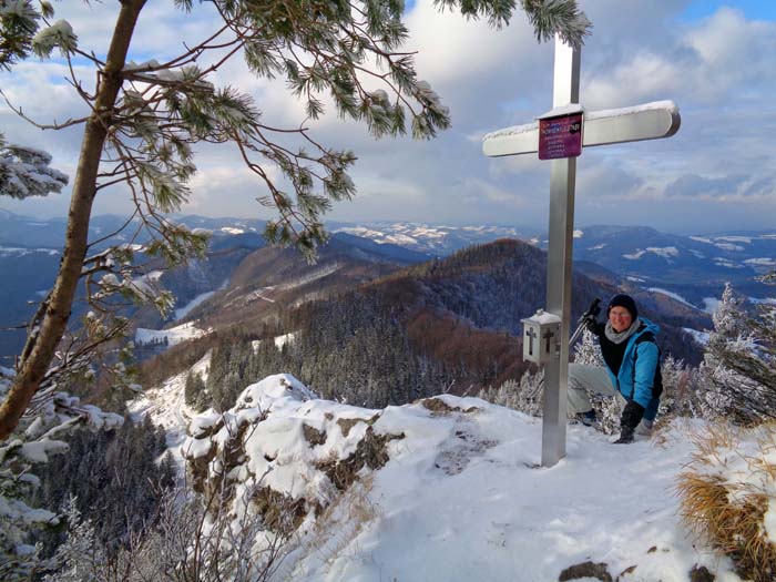 an der aussichtsreichsten Stelle des Waldkegels wurde vor etlichen Jahren ein neues Kreuz ...