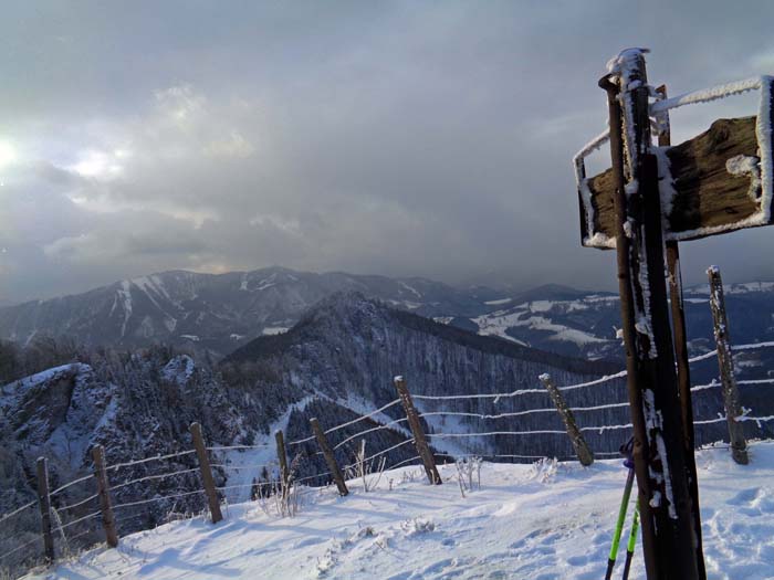 auch die Kiensteineröde hat zwei Kreuze - das untere auf einem Wiesenbalkon knapp westlich des höchsten Punktes; es folgt der spannendste Teil der Überschreitung: bis zum Wendlgupf hinüber teils hohe Felsabbrüche nach Norden und sehr steile Waldflanken nach Süden in den Geißgraben. Augen auf, meist gute Wildfährten, an der Südseite halten und hier nie tief absteigen!