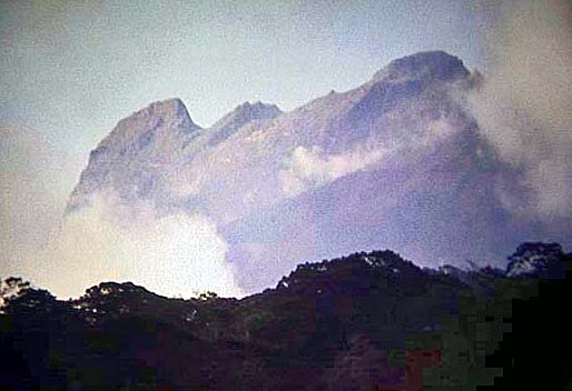 Blick von der Powerstation oberhalb des Headquarters auf den massiven Granitklotz des Kinabalu