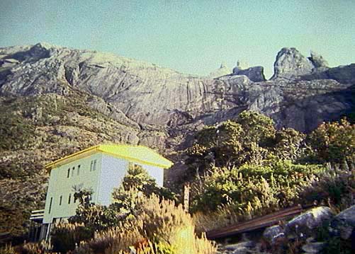 zur Laban Rata Hütte haben sich in den letzten Jahren einige weitere Häuser gesellt, um dem steigenden Andrang gerecht zu werden; hier verbringen die meisten Gipfelaspiranten die Nacht, um anderntags gegen 03:00 Uhr zum Gipfel aufzubrechen und den Sonnenaufgang über Borneo zu erleben