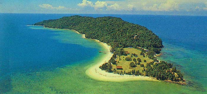 auf der sicheren Seite bleibt man auf den Inseln des Tunku Abdul Rahman Nationalparks vor Kota Kinabalu, im Bild Pulau Manukan; hier stößt man auf Horden von diebischen Langschwanzaffen, auf die legendären Riesenechsen (monitor lizzards) und auf kaum vorstellbare Schnorchelgründe. Auszug Tourenbuch: „ ... bei der Inselumrundung auf der Rückseite abenteuerliche Kletterei an der nicht leichten Granitsteilküste mit herrlichen, ungewöhnlichen Kletterstellen, Kriechbänder über der Brandung, Höhlen an der Wasserlinie ...“